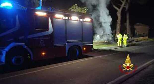 Perugia, l'auto finisce fuori strada e prende fuoco: muore una 30enne