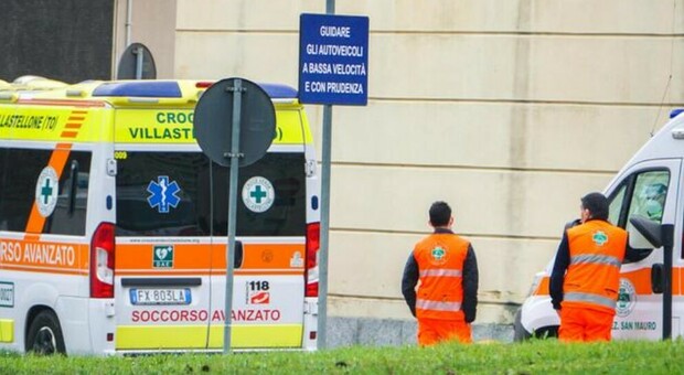 Incidente choc in Piemonte, 5 morti e due feriti gravi: lo schianto tra un tir e un furgone