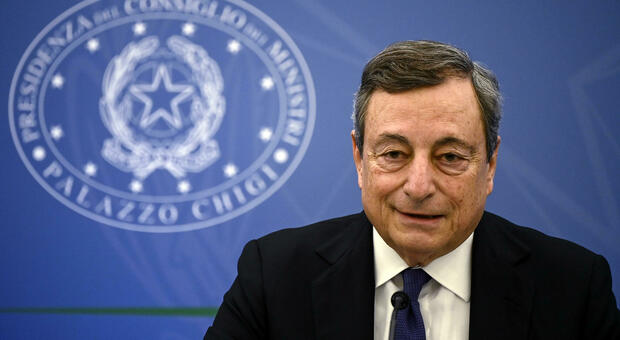 La versione di Draghi: «La scuola non deve chiudere. I problemi? Colpa dei no vax»