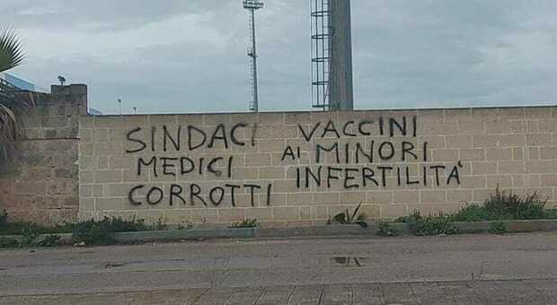 Scritte no-vax sul muro del campo sportivo nel Brindisino, il sindaco: «Gente ignorante»