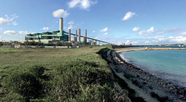 La centrale elettrica Enel di Cerano, a sud di Brindisi