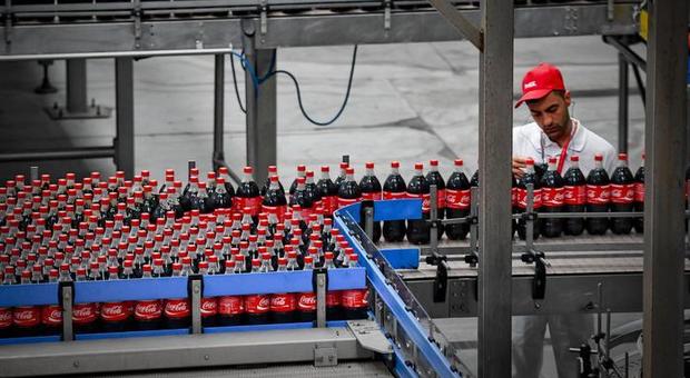 Coca Cola contro sugar e plastic tax: a rischio chiusura stabilimenti Oricola e Marcianise