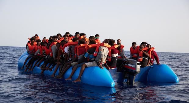 Migranti, no all'uso di navi della Marina per bloccare i porti