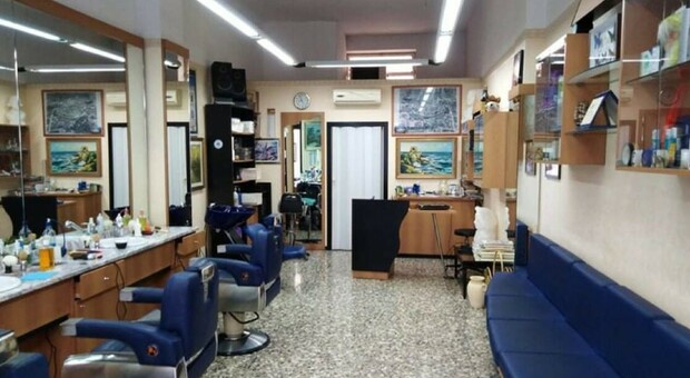La barberia di Nino chiude: dopo più di 40 anni di attività, lo storico titolare va in pensione