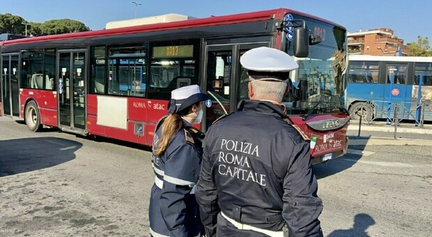 vigili urbani_roma_controlli_bus_green pass
