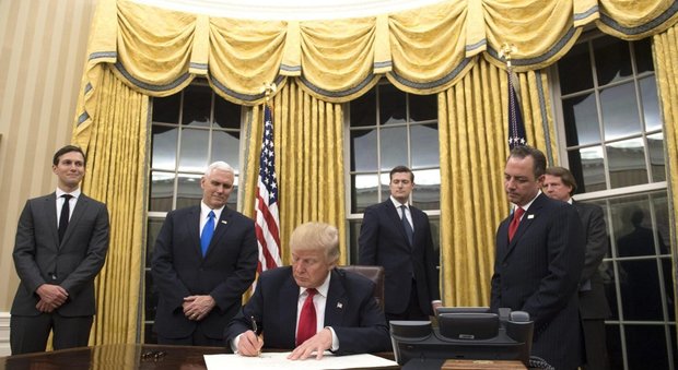 C'è Trump, la Casa Bianca cambia look: tappezzerie dorate e sala make up