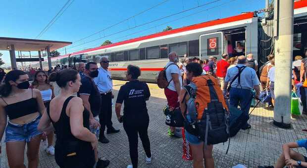 Incendio sull'Intercity Lecce-Milano: passeggeri a terra tra Carovigno e Ostuni, malore per una donna