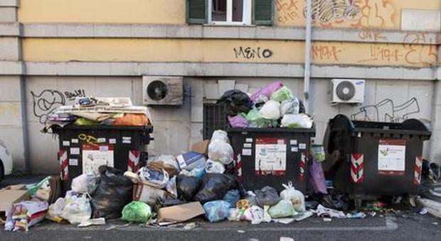 Roma, la protesta dei presidi: «Troppi rifiuti e topi in strada, lunedì non riapriamo le scuole»