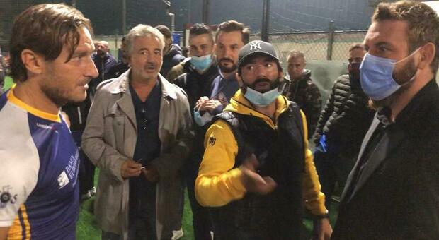 Totti e De Rossi si ritrovano in campo per la prima del campionato di calcio a 8. Ci sono anche Aldair e Cassetti