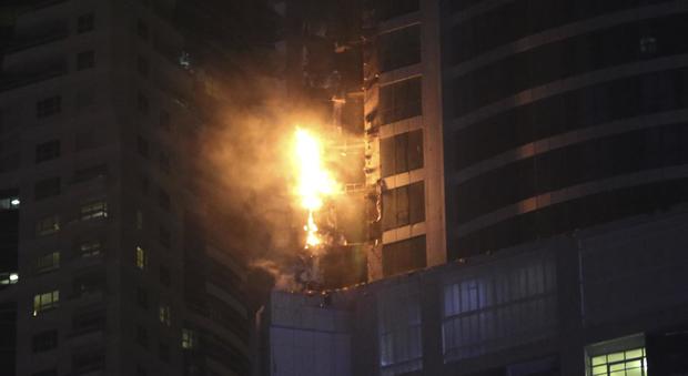 A fuoco la Torch Tower di Dubai: evacuata la torre, non ci sono feriti