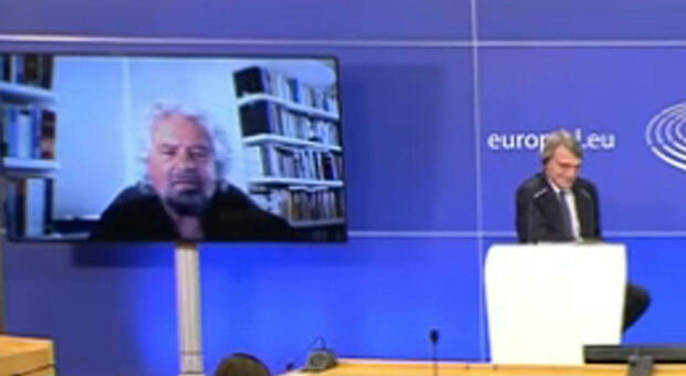 Grillo in collegamento con Bruxelles: «Non credo al parlamento ma alla democrazia diretta»