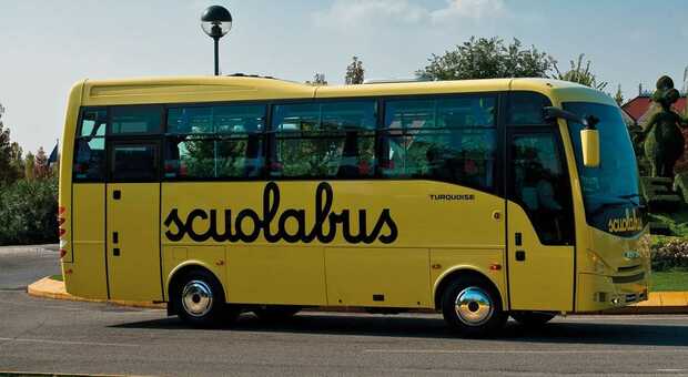Scuolabus, servizio gestito al risparmio con truffa ai danni del Comune: due indagati