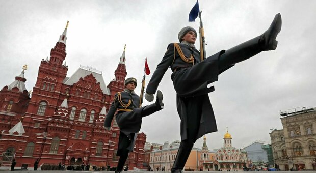 Putin, ecco come lo zar paga lo stipendio ai soldati (aggirando le sanzioni): il ruolo di Gazprombank per finanziare la guerra