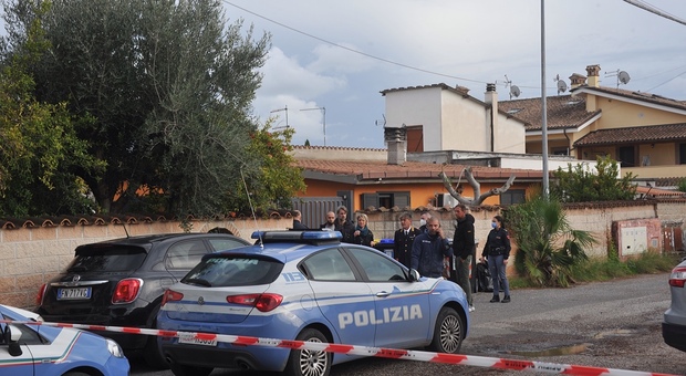 Roma, donna uccisa in casa dal marito: l'uomo trovato seduto sul divano accanto al fucile