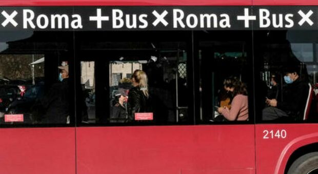 Roma, russo armato di coltello semina il panico su un bus: l'autista mette in salvo i passeggeri