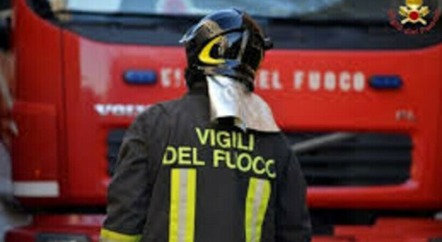 Milano, incendio in un appartamento: uomo di 50 anni salvato dalle fiamme, è in gravi condizioni