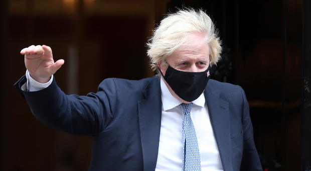 Festa natalizia del Governo in pieno lockdown, Boris Johnson costretto a scusarsi