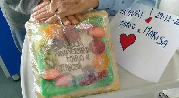 Coppia di anziani contagiata dal Covid festeggia in ospedale i 56 anni di matrimonio: la torta donata da medici e infermieri