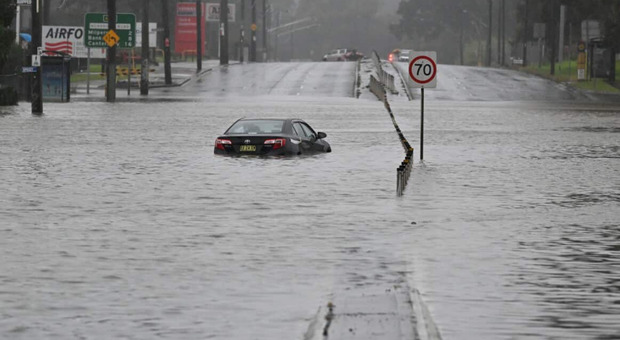 Sydney, per le piogge torrenziali straripa la diga di Warragamba: un morto e quasi 10mila residenti evacuati