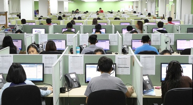 Call center, lavoratori pagati per il tempo effettivo: "Ecco perché vi teniamo al telefono"