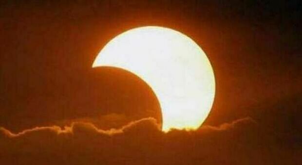 Eclissi solare, oggi alle 11. Sole oscurato in tutta Italia. Ecco come osservare e fotografare in sicurezza