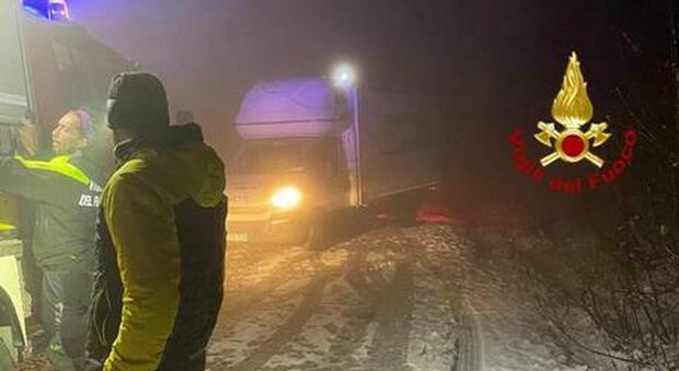 Medicine salvavita, l'autista del furgone resta bloccato nella neve: «Seguivo il navigatore»