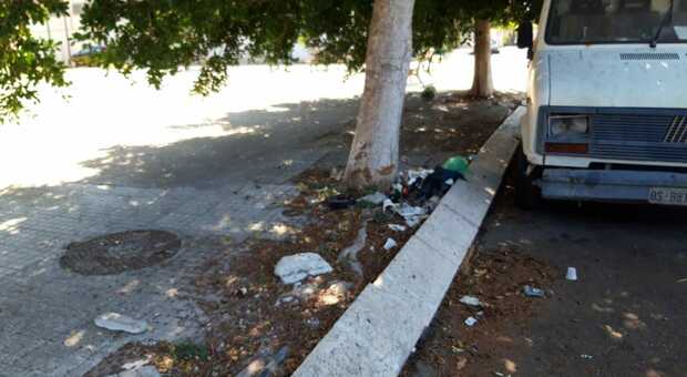 Benvenuti a Settelacquare tra rifiuti e marciapiedi rotti: viaggio nel piazzale a due passi dal mercato ortofrutticolo