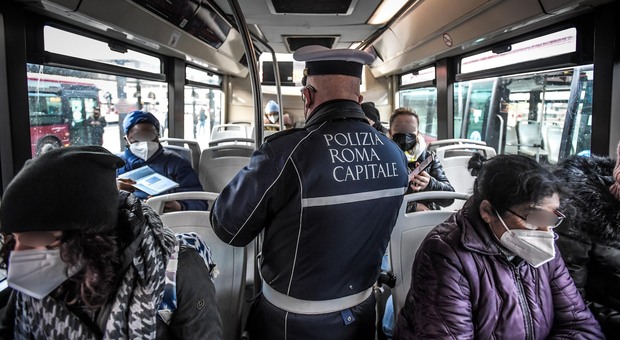Roma, sale sul bus senza mascherina e aggredisce un vigile: arrestato