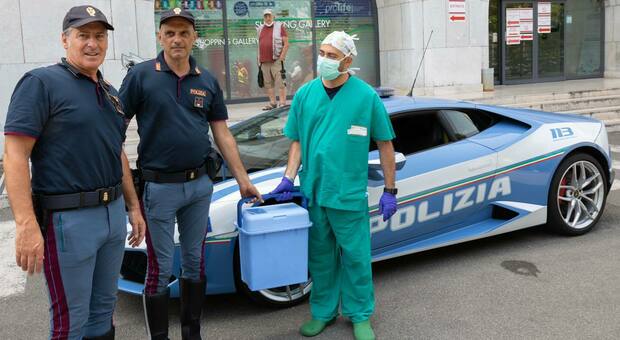 Da Milano al Lazio a 300 all'ora, il rene per il trapianto arriva con la Lamborghini della polizia