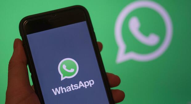 WhatsApp down in tutta Italia: l'app di messaggistisca non funziona, offline anche la versione desktop