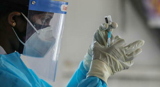 Omicron, Sileri: «Stiamo andando da pandemia a endemia». Cosa significa, le differenze