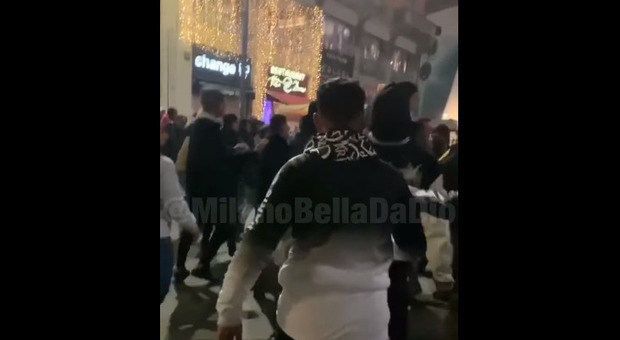 Milano, branco molesta una ragazza in piazza Duomo la notte di Capodanno
