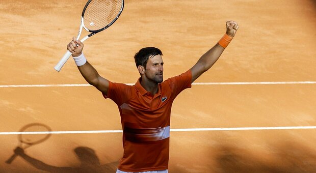 Djokovic vince gli Internazionali di Roma: battuto Tsitsipas in due set: 6-0 7-6