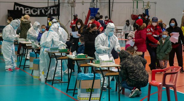 Tamponi nel Lazio: «Stop ai test per chi è vaccinato, anche a scuola»