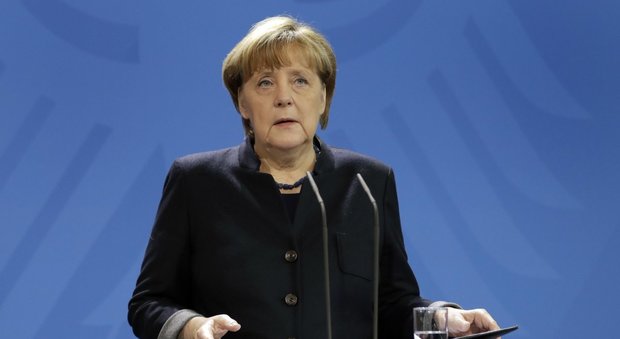 La Merkel sul luogo della strage: «Preghiamo per le vittime. Questo è il momento della paura»