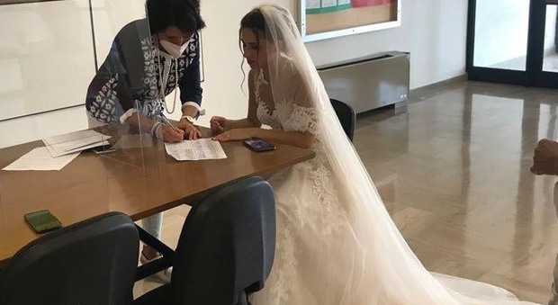 Contratto da supplente da firmare il giorno delle nozze: vestita da sposa si presenta a scuola