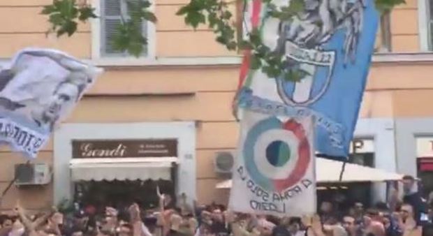 Lazio-Roma, a Ponte Milvio cori antisemiti contro Anna Frank e saluti romani