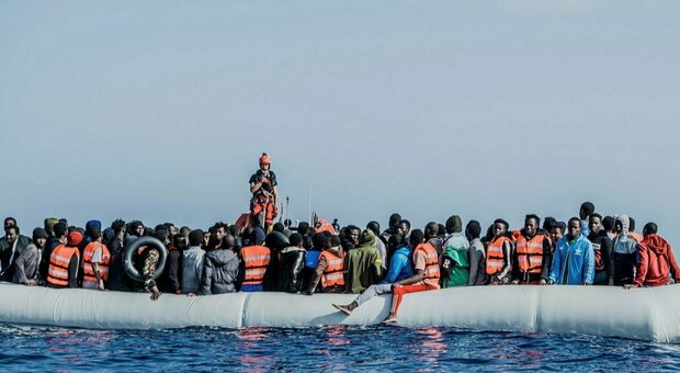 Migranti, il reportage "progetto Happiness" a bordo della nave Ocean Viking