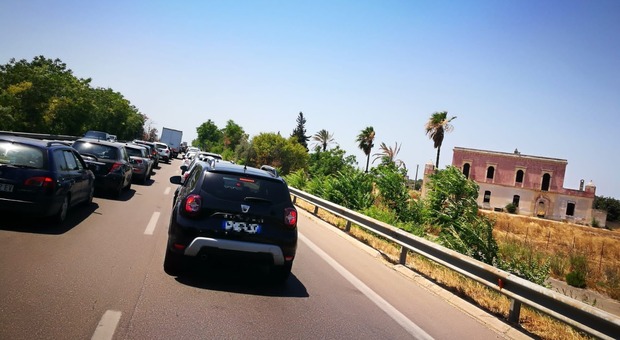 L'inferno della 101: sette chilometri di code sulla Lecce-Gallipoli per un incidente. E la gente si ripara come può