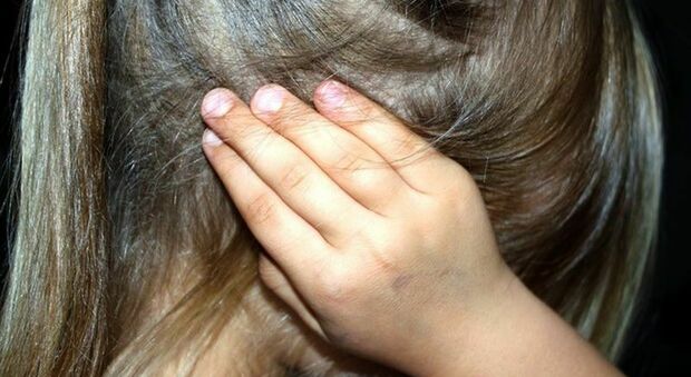 Abusi sessuali sulle figlie della convivente: patrigno condannato a 6 anni e 8 mesi