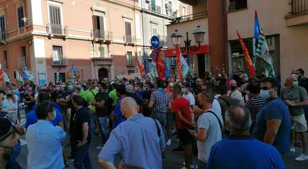 Sciopero sindacale in Ilva, a Taranto l'appello al prefetto: «Il documento che consegniamo ha il peso delle famiglie»