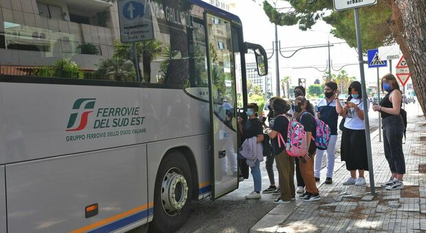 Salento, i bus scolastici arrivano stracolmi alla fermata e tirano dritto: studenti in ritardo in classe