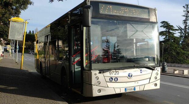 Roma, prova a salire sul bus senza mascherina e picchia l'autista: denunciato un 50enne