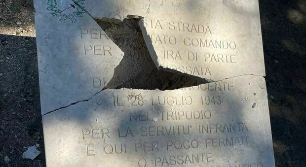Vandali in piazza, danneggiata la lapide in memoria della strage di via Niccolò Dell'Arca
