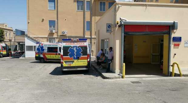 Le ambulanze in fila davanti all'ospedale Giannuzzi