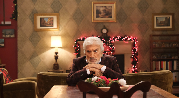 Gigi Proietti in una scena del film "Io sono Babbo Natale"