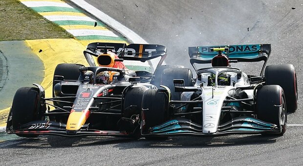 Il contatto fra le Mercedes di Lewis Hamilton e la Red Bull di Max Verstappen