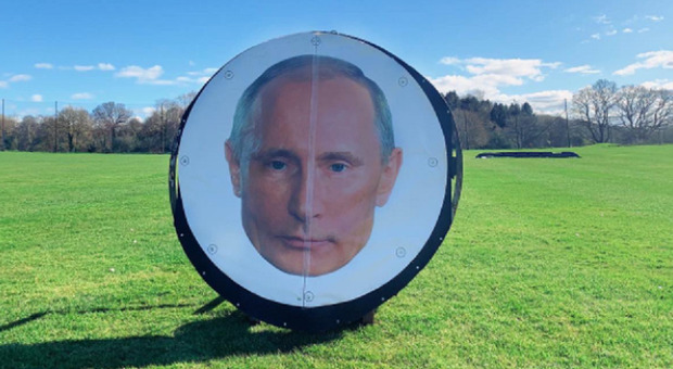 Ucraina, la faccia di Putin diventa un bersaglio sul campo da golf. Il proprietario del club: «Venite a dargli un po' di buonsenso»
