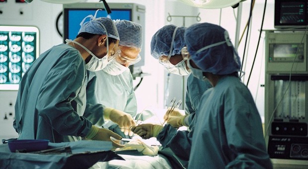 Il medico sbaglia e strappa l'utero alla partoriente, 22enne muore di dolore dopo il parto