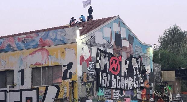 Sgombero centro sociale Xm24 a Bologna: ruspa in azione e attivisti sul tetto. Salvini: «La musica è cambiata»